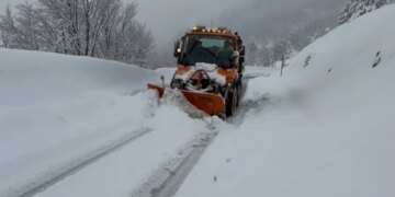 Dëbora mbulon veriun e vendit, ndërhyrje të borëpastruesve në aksin Bogë-Theth.