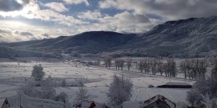 Dëbora mbulon zonat malore të Elbasanit, me trashësi deri në 25 cm në disa fshatra