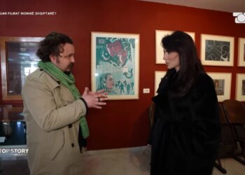 Deda e ngurtësuar në majë të shtyllës, duke biseduar me Zanën, Tanin për “Top Story”: Një histori e vërtetë, la pesë fëmijë pas.