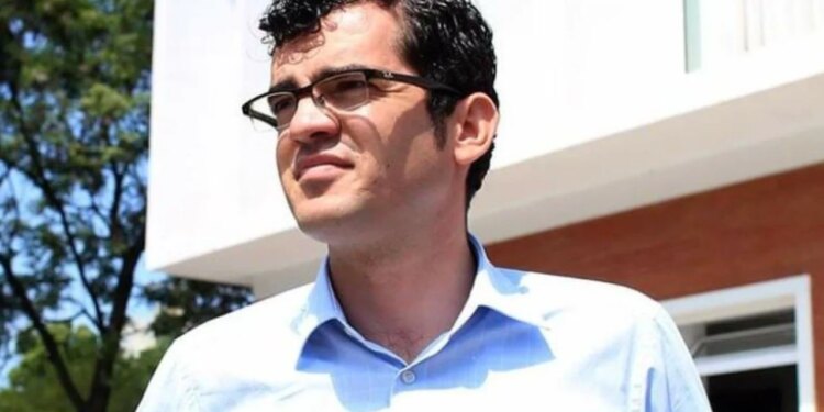 “Deputet, e di kujt ia dhe dorën?”/ Braçe mesazh emocional për Namir Lapardhanë, përkujton takimin e mëparshëm: Pushteti nuk e ndau kurrë.