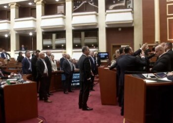 Deputetët e PD mbështesin Berishën, kryetari i opozitës vazhdon të mbajë fjalën.