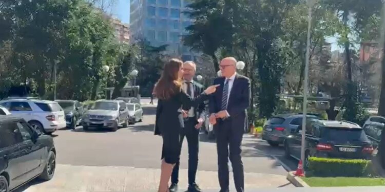 Deputeti i Bundestagut viziton selinë e Partisë Demokratike, pritet takimi me Sali Berishën.