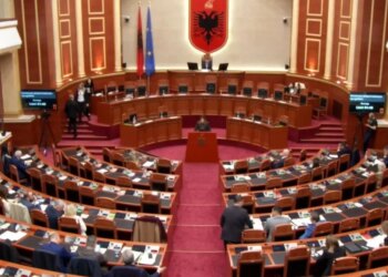 Deputetja e PS flet në Kuvend, ndërsa opozita luan këngën “Çun Mulaj”