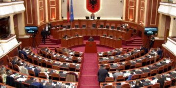 Deputetja e PS flet në Kuvend, ndërsa opozita luan këngën “Çun Mulaj”