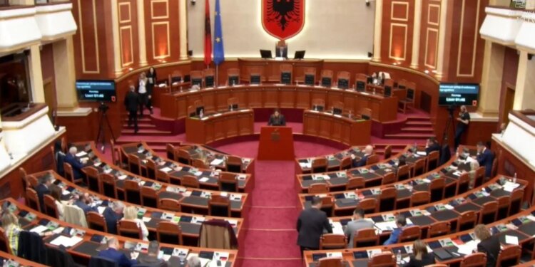 Deputetja e PS flet në Kuvend, ndërsa opozita luan këngën “Çun Mulaj”