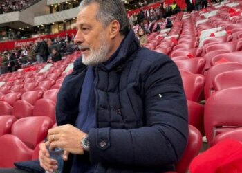 “Dhimbja e Strakoshës, për Strakoshën” mund të riformulohet si “Strakosha përjeton vuajtje në emrin e Strakoshës”.