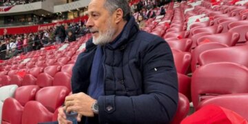 “Dhimbja e Strakoshës, për Strakoshën” mund të riformulohet si “Strakosha përjeton vuajtje në emrin e Strakoshës”.