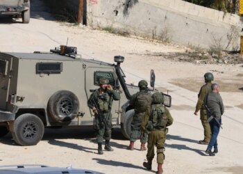 Dhunë në Bregun Perëndimor: Kolonët sulmojnë fshatin palestinez Kousra dhe godasin banorët me gurë.