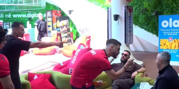 Diskutim mbi çështje personale: Rogerti përballet me Mateon, ndërhyn Gimbo duke thënë se nuk ka emocione.