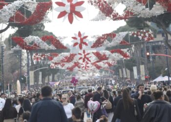 Dita e Verës në Tiranë: Panair me produkte artizanale, muzikë dhe aktivitete për të gjitha grupmoshat deri në natën vonë.