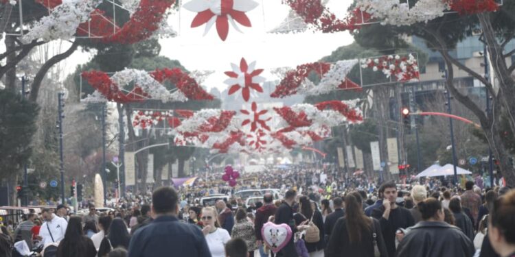Dita e Verës në Tiranë: Panair me produkte artizanale, muzikë dhe aktivitete për të gjitha grupmoshat deri në natën vonë.