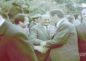 “Djali i Kadri Hazbiut në një lidhje me Silva Turdiun, dhëndri i ish-ministrit të Brendshëm: Rrëfimi i Mehmetit për gabimin ndaj Enverit.”