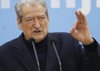 Do të marrësh pjesë në garën për kryetarin e PD-së?" Berisha i përgjigjet gazetarit: "Si e ke këtë pyetje, kush të informoi...