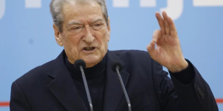 Do të marrësh pjesë në garën për kryetarin e PD-së?" Berisha i përgjigjet gazetarit: "Si e ke këtë pyetje, kush të informoi...