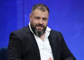 Dy fanella, një zemër rrah më fort: Kur “vëllai i vogël” ruan ëndrrën e madhe.