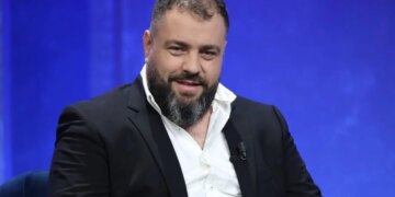 Dy fanella, një zemër rrah më fort: Kur “vëllai i vogël” ruan ëndrrën e madhe.