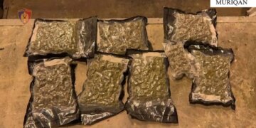 Dy persona janë arrestuar në Muriqan pas gjetjes së 4.2 kg kanabis të fshehur në një automjet.