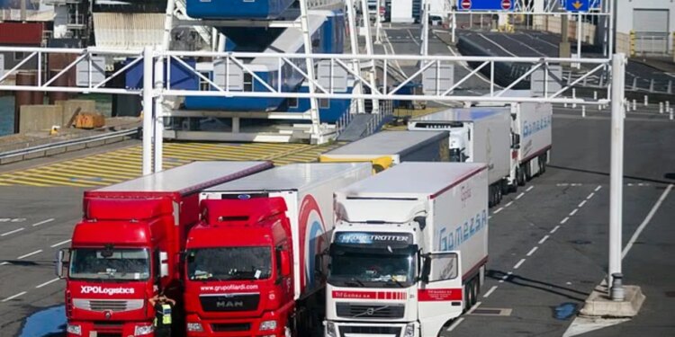 Dy shqiptarë arrestohen për përpjekjen për t'u futur në Angli me kamion, sipas mediave britanike: dyshohet se kishin lidhje me bashkëkombës në botën e krimit.