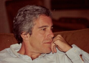 “E mbijetuara e Jeffrey Epstein për herë të parë tregon për abuzimin: ‘Nuk mbaj mend asgjë’ – Punoja si modele dhe më hodhën drogë në ujin që pija”