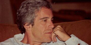 “E mbijetuara e Jeffrey Epstein për herë të parë tregon për abuzimin: ‘Nuk mbaj mend asgjë’ – Punoja si modele dhe më hodhën drogë në ujin që pija”