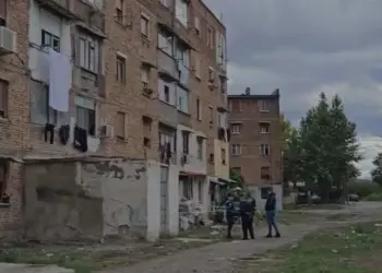 E reja në Korçë përpiqet të kryejë vetëvrasje për herë të dytë, shpëtohet nga banorët e lagjes.