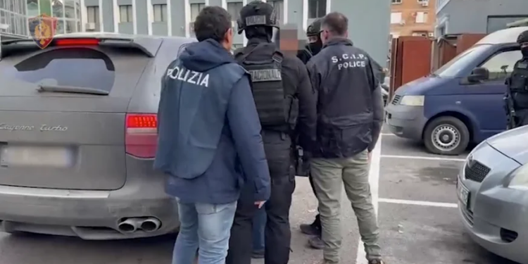 Ekstradohen në Itali dy kushërinjtë e arratisur për 26 vjet, që ndodhen në listën e personave më të kërkuar për vrasje.