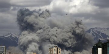 Emiratet e Bashkuara Arabe mbyllin ambasadën në Teheran dhe tërheqin stafin diplomatik pas sulmeve iraniane.