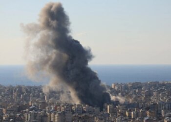 Emiratet e Bashkuara Arabe nisin një ofensivë, duke sulmuar për herë të parë Iranin; SHBA dhe Izraeli godasin pesë rafineri nafte.