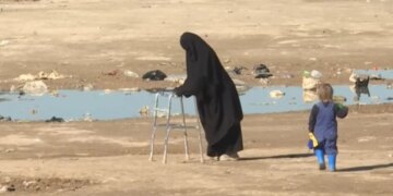 “Eva Dumani nuk rikthehet, shprehet se respekton amanetin e babait” / Ekskluzive, shqiptarja e rekrutuar nga Xhihadi dhe riatdhesimi: E njoh personalisht, gjyshja e tyre…