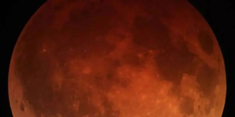 Fenomenet astronomike të muajit: Eklipsi hënor, Maratona Messier dhe kometat në horizont