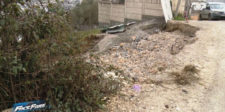 Fiks Fare/ Mjull Bathore, rruga po humbet - kalimi bëhet një sfidë për sigurinë e jetës. Banorët në rrezik të izolimit.