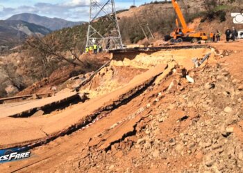 Fiks Fare: Rruga Librazhd–Qafë Thanë shembet, shkaqet e dështimit të projektit milionësh. Ekspertët: Mungesa e studimeve gjeologjike në ndërtim.