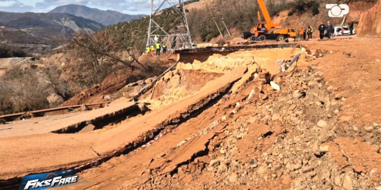 Fiks Fare: Rruga Librazhd–Qafë Thanë shembet, shkaqet e dështimit të projektit milionësh. Ekspertët: Mungesa e studimeve gjeologjike në ndërtim.