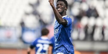 Fitorja me pesë gola ndaj Pizës e çon Comon në vendin e katërt, ndërsa ëndrrat për Ligën e Kampionëve bëhen më reale.