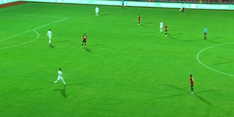 Flamurtari surprizon, fiton ndaj Vllaznisë dhe largohet nga vendi i fundit, gara për titullin ripërforcohet.