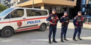 Forcat RENEA dhe FNSH ndërmarrin operacion në Vlorë, kontrolle në apartamentet e individëve me histori kriminale, ndihmuar edhe nga monitorimi ajror.