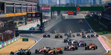 Formula 1/ Gara Sprint në Kinë i takon Russell, me Ferrarit pas në ndjekje