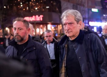 Foto-lajm/ Berisha me sytë e kuq nga spreji, mes protestuesve