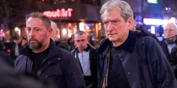 Foto-lajm/ Berisha me sytë e kuq nga spreji, mes protestuesve