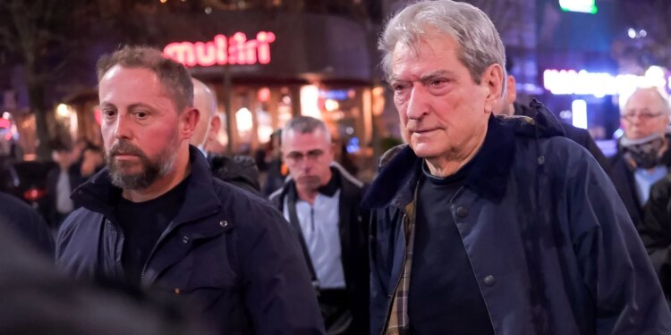 Foto-lajm/ Berisha me sytë e kuq nga spreji, mes protestuesve