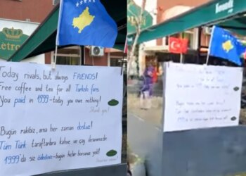 Foto-lajm/ "Sot garues, por përherë miq", Kosova dhe Turqia përballen në Prishtinë, duke ofruar kafe dhe çaj falas për tifozët turq.