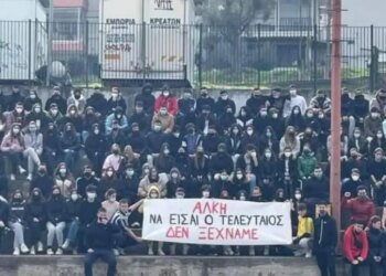 Fotoja që tronditi Greqinë: 20-vjeçari nga Selaniku, që humbi jetën para pak ditësh, kishte protestuar për tifozin e vrarë të PAOK-ut.