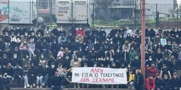 Fotoja që tronditi Greqinë: 20-vjeçari nga Selaniku, që humbi jetën para pak ditësh, kishte protestuar për tifozin e vrarë të PAOK-ut.