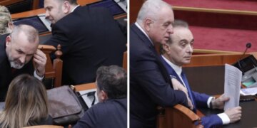 Fotolajm: Opozita qetësohet pas protestës dhe sulmit me molotov ndaj ish-vilës së Enver Hoxhës, rikthehet në Kuvend me sjellje të moderuar. Çfarë ndodhi në seancë?