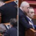 Fotolajm: Opozita qetësohet pas protestës dhe sulmit me molotov ndaj ish-vilës së Enver Hoxhës, rikthehet në Kuvend me sjellje të moderuar. Çfarë ndodhi në seancë?