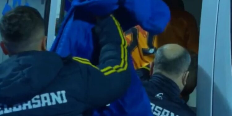 Frikë në Vlorë: Portieri i Elbasanit pëson një dëmtim të rëndë dhe transportohet me urgjencë në spital