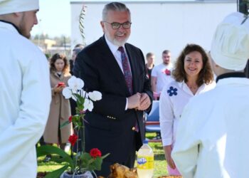 “Gabimi i fëmijërisë siç e bënë edhe ju” / Ministri Gogu ndan historinë e të riut shqiptar që arriti të fitojë profesionin në Strasburg: Kurrë nuk u dorëzua në luftën e tij.
