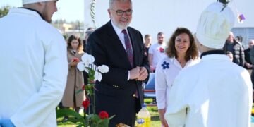 “Gabimi i fëmijërisë siç e bënë edhe ju” / Ministri Gogu ndan historinë e të riut shqiptar që arriti të fitojë profesionin në Strasburg: Kurrë nuk u dorëzua në luftën e tij.