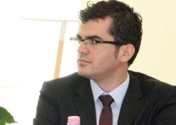 Gazetari Namir Lapardhaja ndërron jetë papritur, dyshohet për arrest kardiak.