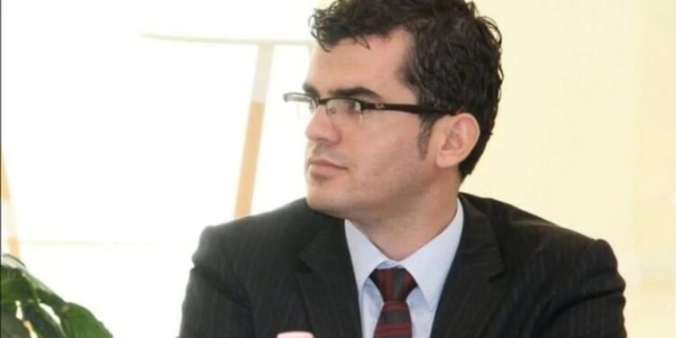 Gazetari Namir Lapardhaja ndërron jetë papritur, dyshohet për arrest kardiak.